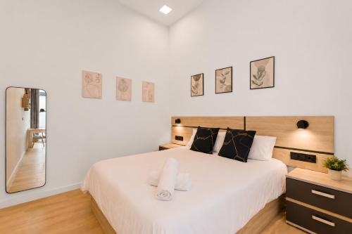 Caracol - Entire Apt - Near Beach and Stadium by Río Turia Apartments, Valence