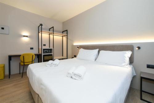 1 queen bed, 2 twin beds