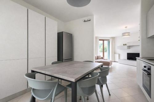 virtuve, Trilocale con balcone e vista montagne in Rogno
