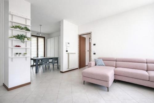 virtuve, Trilocale con balcone e vista montagne in Rogno