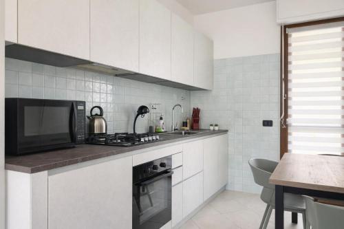 virtuve, Trilocale con balcone e vista montagne in Rogno