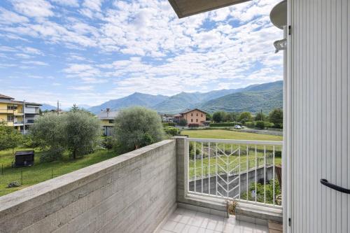 Balkons/terase, Trilocale con balcone e vista montagne in Rogno
