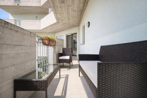 Balkons/terase, Trilocale con balcone e vista montagne in Rogno