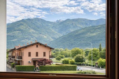 Apkārtne, Trilocale con balcone e vista montagne in Rogno