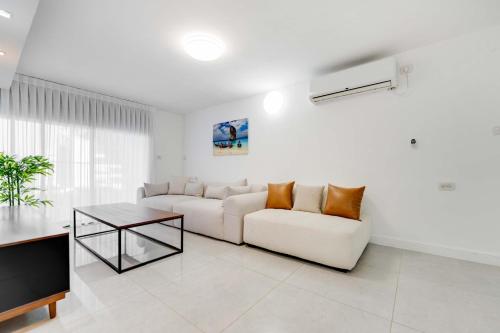 Spacious Luxury Beach Getaway by Torohome in 阿什杜德