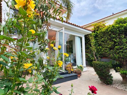 Villa Del Mar with Heated Pool & Spa in Mazotos