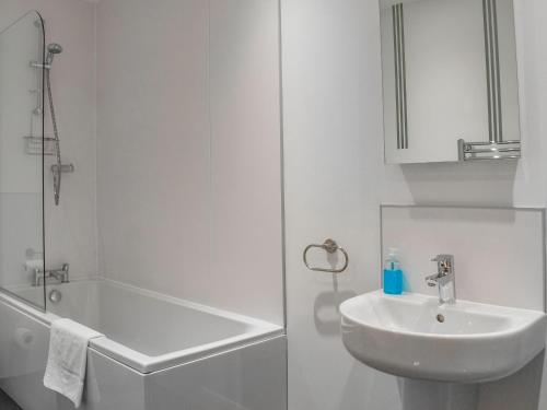 Bathroom, Elm Cottage - Uk48268 in Newholm