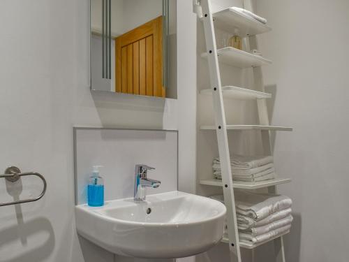 Bathroom, Elm Cottage - Uk48268 in Newholm
