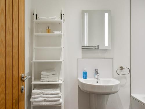 Bathroom, Oak Cottage - Uk48269 in Newholm