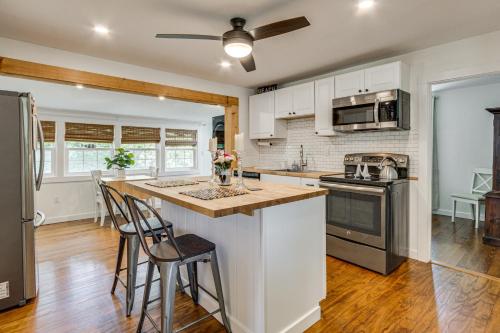 < 1 Mi to Sand! Updated Cottage w/ Yard in Niantic in Niantic