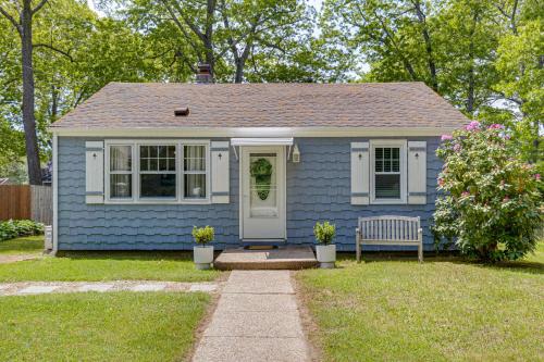 < 1 Mi to Sand! Updated Cottage w/ Yard in Niantic in Niantic