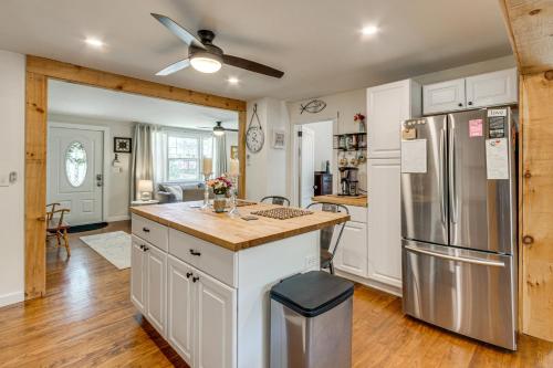 < 1 Mi to Sand! Updated Cottage w/ Yard in Niantic in Niantic