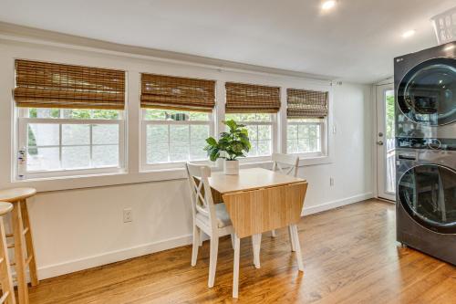 < 1 Mi to Sand! Updated Cottage w/ Yard in Niantic in Niantic
