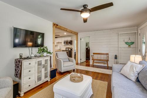 < 1 Mi to Sand! Updated Cottage w/ Yard in Niantic in Niantic