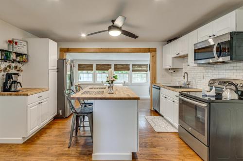 < 1 Mi to Sand! Updated Cottage w/ Yard in Niantic in Niantic