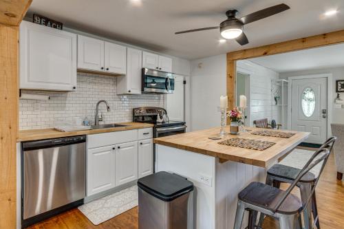 < 1 Mi to Sand! Updated Cottage w/ Yard in Niantic in Niantic
