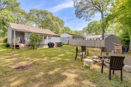 < 1 Mi to Sand! Updated Cottage w/ Yard in Niantic in Niantic