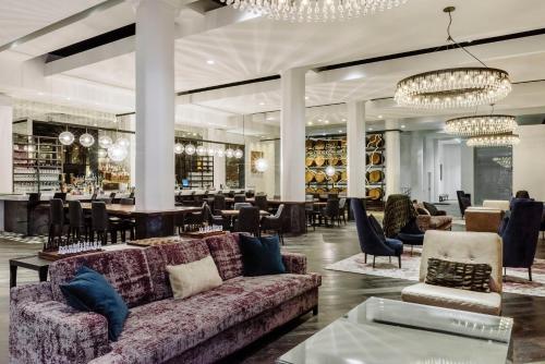 ผับ/เลาจน์, โรงแรมโควิงตัน ซินซิแนตติ ริเวอร์ฟรอนต์ (Hotel Covington Cincinnati Riverfront) in โควิงตัน (KY)