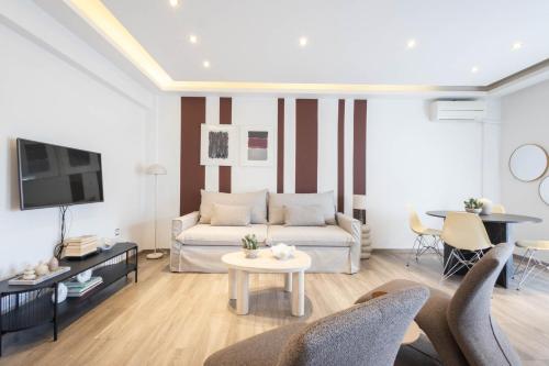 An Impressive 2 bdr Apt in Glyfada, Athènes