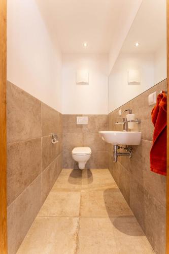 2 bedrooms, 5 beds