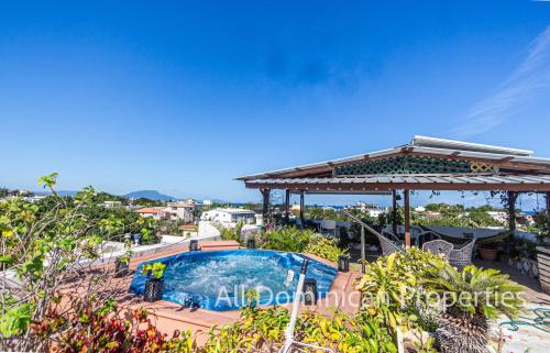 Charming 2-Bedroom Apartment in Sosua with Garden BBQ – khách sạn tại El Batey