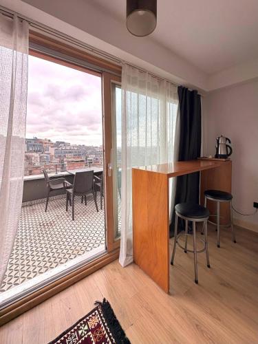 Taksim Square-1BR Rooftop Suite 07 - image 2