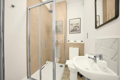 High Spec 2 Bedroom Apartment near West Kensington - image 7