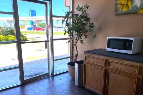 Regency Inn Houston near Hobby Airport – Houston, TX