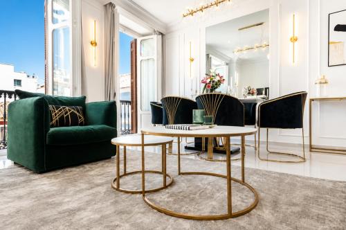 Deluxe Central Old Town Apartment