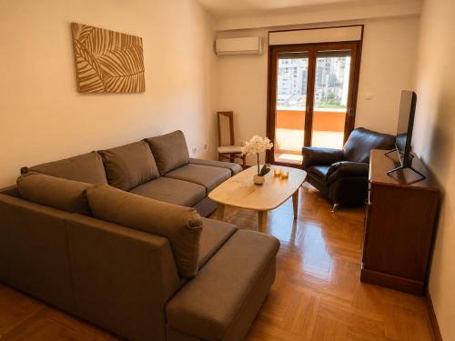 Renovated 2026, Top Floor, Mountain View