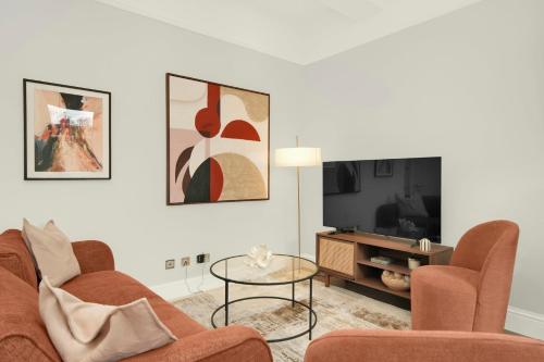 Modern Quiet 2 Bedroom Apartment In West Kensington - image 9