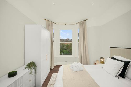 Modern Quiet 2 Bedroom Apartment In West Kensington - image 2