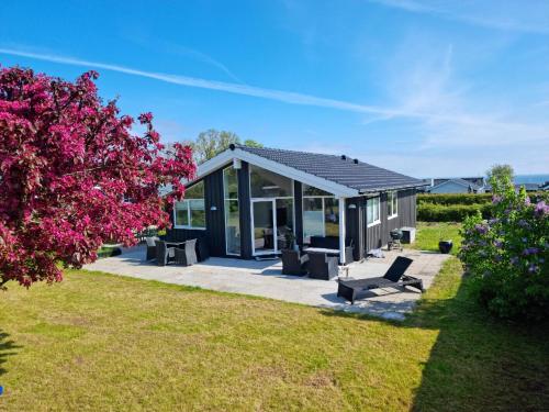 . Cosy Summerhouse Near The Waterfront
