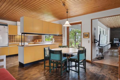 Comoditats, Cozy Holiday Home In Thisted in Sjorring