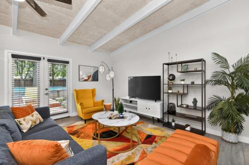 Vibrant House w Great Backyard Pool and Jacuzzi in Irving, USA