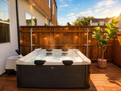 Karaoke Romantic Dome Hot Tub Foosball & Mini Billiards in Love Field vliegveld