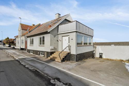 Centrally Located Townhouse With Portseaviews – khách sạn tại Tejn