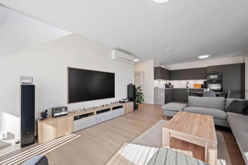 Penthouse with Rooftop Terrace & Balcony – khách sạn tại Ytrebygda