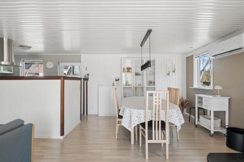 Holiday Home For 6 Near Beach And Hals Town - image 4