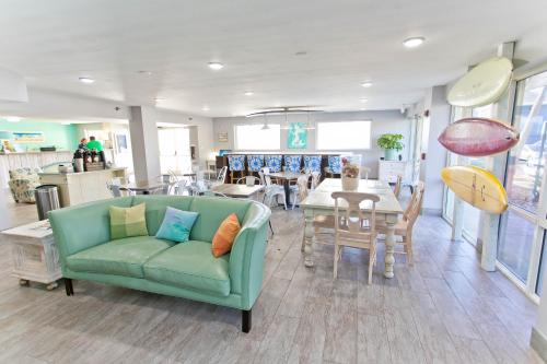 Shared lounge/TV area, Surf & Sand Hotel in Pensacola Beach (FL)