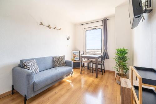 Appartement 2 pièces en étage élevé, centre-ville au calme, petite vue mer