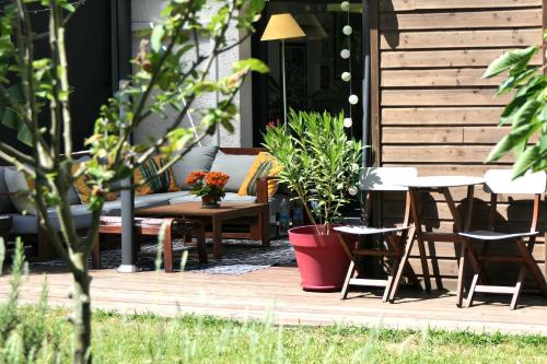 Superbe T3- Two bedrooms appartment with garden and pétanque! Perfect Spot!