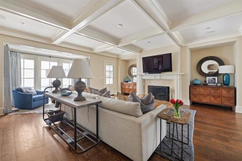 Family Home Aurelia Abode in Morningside-Lenox Park