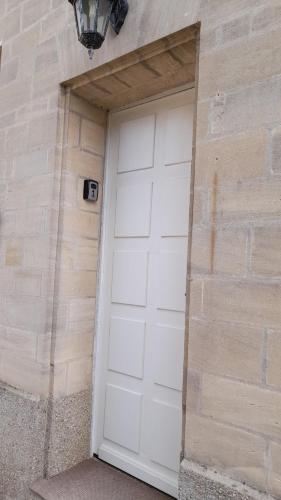Entrance, Coeur de Falaise 1 - T2 centre-ville, parking, borne de recharge in Falaise