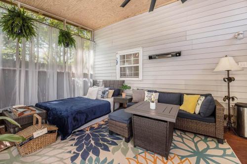 Birdhouse: Pet friendly 2 Bed With Yard & Hot Tub - image 3