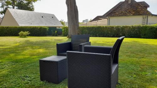 Garden, Coeur de Falaise 1 - T2 centre-ville, parking, borne de recharge in Falaise
