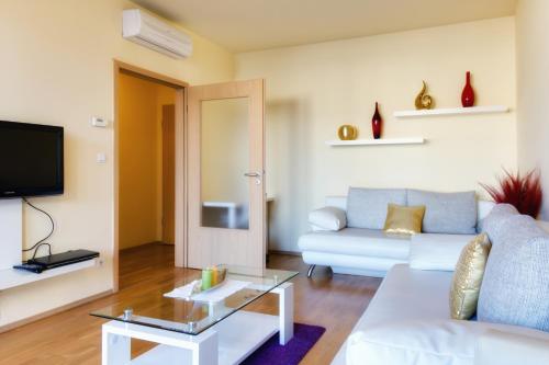 Trendy Deluxe Apartments - image 2