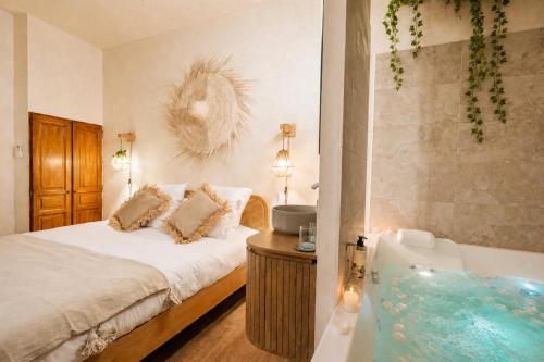 La Cour Secrète - Suite Bali - Escapade balinaise romantique - Balnéo privée - Spacieuse et tamisée - cœur de ville Carpentras