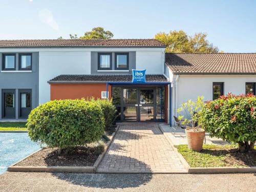 Exterior view of Ibis Budget Villefranche