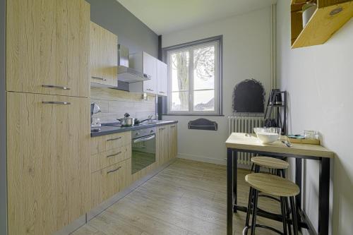Kitchen, Coeur de Falaise 1 - T2 centre-ville, parking, borne de recharge in Falaise